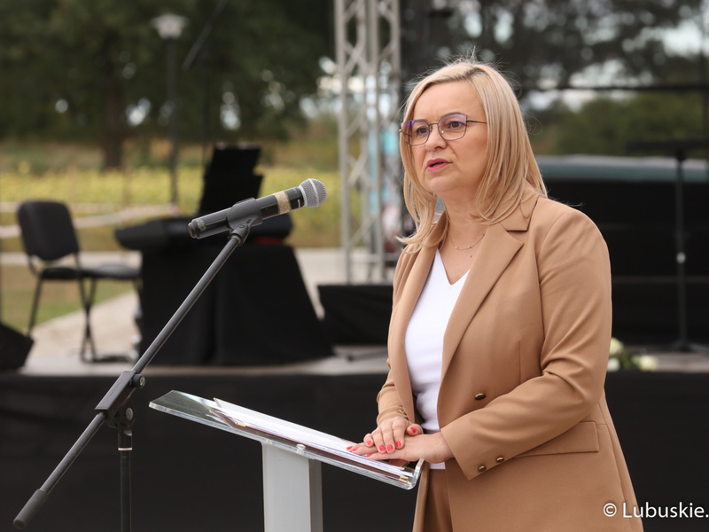 Burmistrz Dobiegniewa Sylwia Łaźniewska przemawia podczas uroczystego otwarcia Muzeum Woldenberczyków w Dobiegniewie.