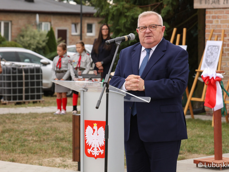Członek zarządu województwa lubuskiego Tadeusz Jędrzejczak przemawia podczas uroczystego otwarcie Muzeum Woldenberczyków w Dobiegniewie.