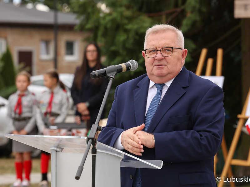 Członek zarządu województwa lubuskiego Tadeusz Jędrzejczak przemawia podczas uroczystego otwarcie Muzeum Woldenberczyków w Dobiegniewie.