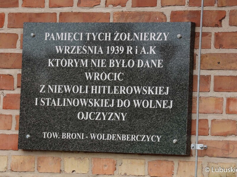 Tablica pamiątkowa na zmodernizowanym Muzeum Woldenberczyków w Dobiegniewie.