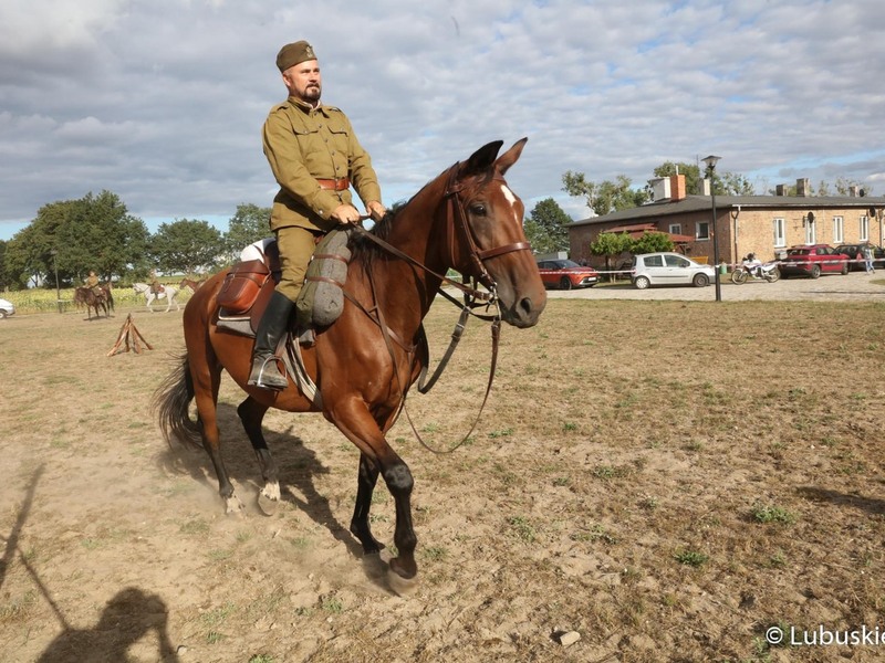 Pokaz militarny podczas otwarcia zmodernizowanego Muzeum Woldenberczyków w Dobiegniewie.