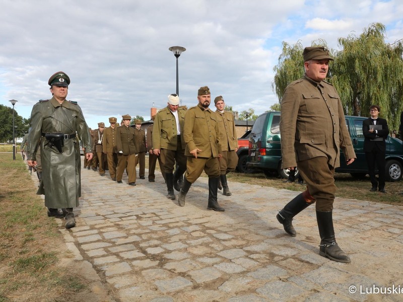 Pokaz militarny podczas otwarcia zmodernizowanego Muzeum Woldenberczyków w Dobiegniewie.