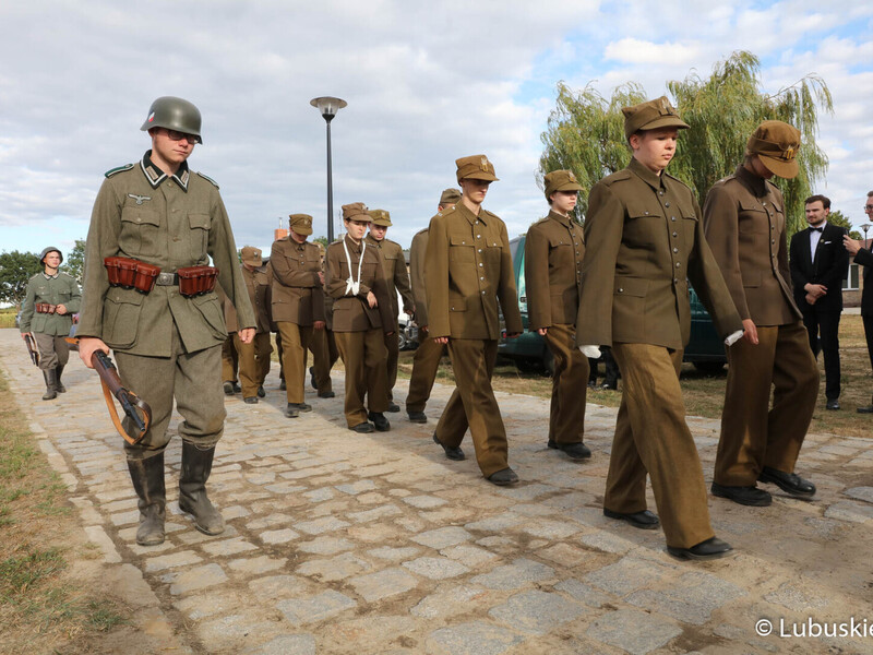 Pokaz militarny podczas otwarcia zmodernizowanego Muzeum Woldenberczyków w Dobiegniewie.
