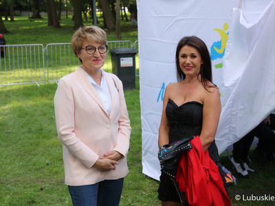 Marszałek woj. lubuskiego Elżbieta Anna Polak (z lewej) z wokalistką zespołu Gedia Blues Band Agnieszką Tyszkiewicz