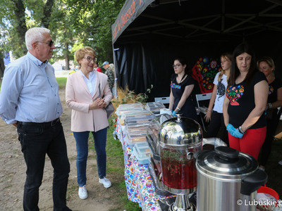 Marszałek woj. lubuskiego Elżbieta Anna Polak oraz Senator RP Wadim Tyszkiewicz odwiedzają jedno ze stoisk Kół Gospodyń Wiejskich na Święcie Województwa Lubuskiego w Kożuchowie