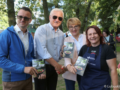 Od lewej: burmistrz Kożuchowa Paweł Jagasek, Senator RP Wadim Tyszkiewicz, marszałek woj. lubuskiego Elżbieta Anna Polak oraz członkini Koła Gospodyń Wiejskich na Święcie Województwa Lubuskiego w Kożuchowie