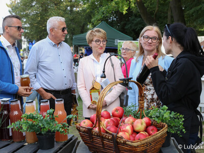 Marszałek woj. lubuskiego Elżbieta Anna Polak (trzecia z prawej), radna wojewódzka Małgorzata Słowińska-Paluch (obok), burmistrz Kożuchowa Paweł Jagasek (z lewej) oraz Senator RP Wadim Tyszkiewicz (drugi z lewej) odwiedzają jedno ze stoisk na Święcie Województwa Lubuskiego w Kożuchowie