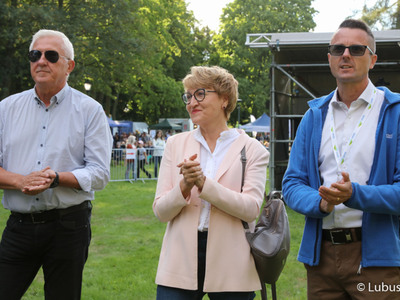 Marszałek woj. lubuskiego Elżbieta Anna Polak, burmistrz Kożuchowa Paweł Jagasek (z prawej) oraz Senator RP Wadim Tyszkiewicz na Święcie Województwa Lubuskiego w Kożuchowie