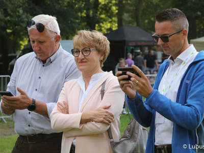 Marszałek woj. lubuskiego Elżbieta Anna Polak, burmistrz Kożuchowa Paweł Jagasek (z prawej) oraz Senator RP Wadim Tyszkiewicz na Święcie Województwa Lubuskiego w Kożuchowie