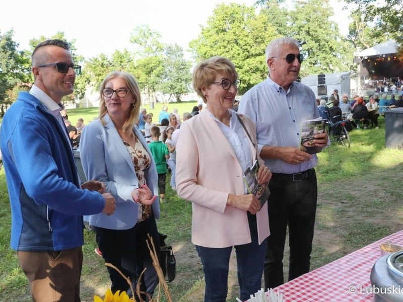 Marszałek woj. lubuskiego Elżbieta Anna Polak (druga z prawej), radna wojewódzka Małgorzata Słowińska-Paluch, burmistrz Kożuchowa Paweł Jagasek (z lewej) oraz Senator RP Wadim Tyszkiewicz odwiedzają jedno ze stoisk Kół Gospodyń Wiejskich na Święcie Województwa Lubuskiego w Kożuchowie