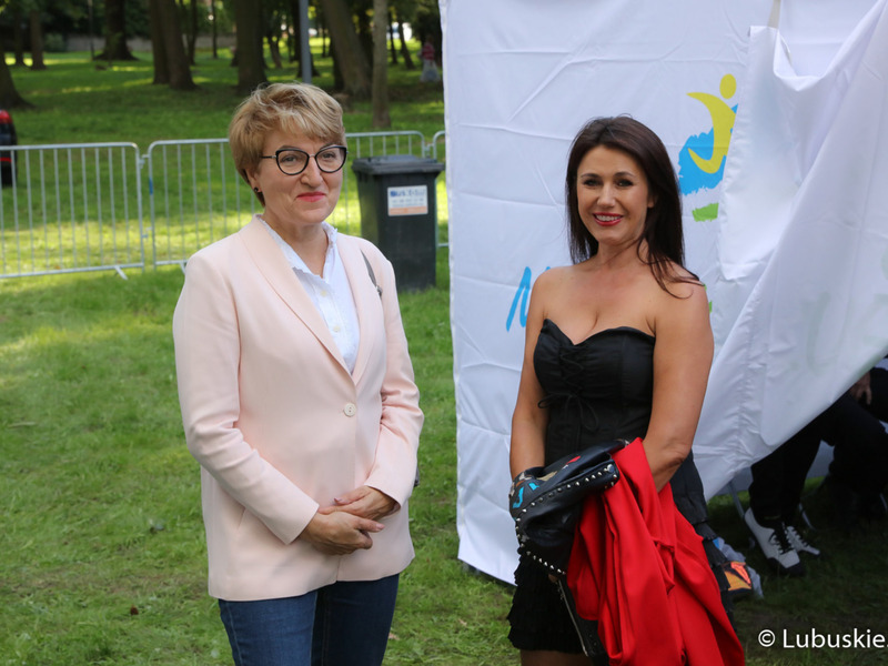Marszałek woj. lubuskiego Elżbieta Anna Polak (z lewej) z wokalistką zespołu Gedia Blues Band Agnieszką Tyszkiewicz