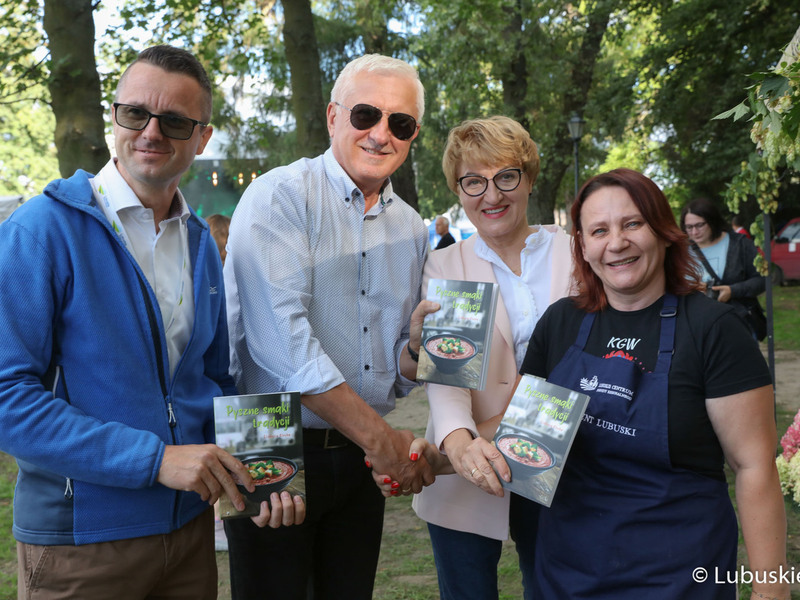 Od lewej: burmistrz Kożuchowa Paweł Jagasek, Senator RP Wadim Tyszkiewicz, marszałek woj. lubuskiego Elżbieta Anna Polak oraz członkini Koła Gospodyń Wiejskich na Święcie Województwa Lubuskiego w Kożuchowie
