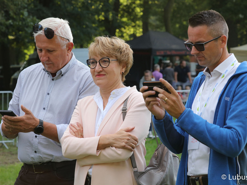 Marszałek woj. lubuskiego Elżbieta Anna Polak, burmistrz Kożuchowa Paweł Jagasek (z prawej) oraz Senator RP Wadim Tyszkiewicz na Święcie Województwa Lubuskiego w Kożuchowie