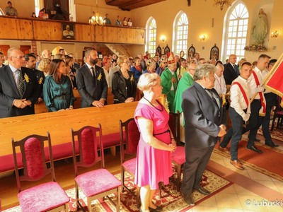 Uczestnicy Mszy Świętej z okazji Lubuskiego Święta Plonów w Zwierzynie w powiecie strzelecko-drezdeneckim.  