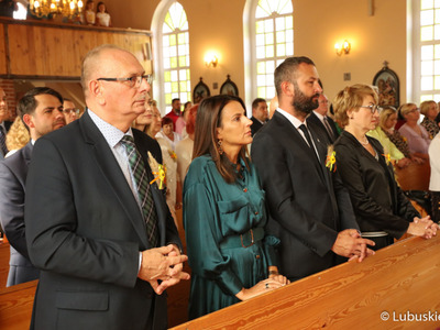 Uczestnicy Mszy Świętej z okazji Lubuskiego Święta Plonów w Zwierzynie w powiecie strzelecko-drezdeneckim.  
