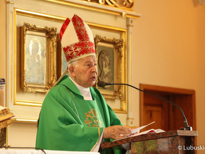 Biskup Adam Socha na mszy świętej Msza Święta z okazji Lubuskiego Święta Plonów w Zwierzynie w powiecie strzelecko-drezdeneckim.  