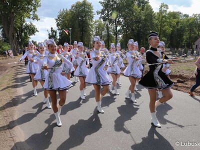 Korowód podczas Lubuskiego Święta Plonów w Zwierzynie w powiecie strzelecko-drezdeneckim