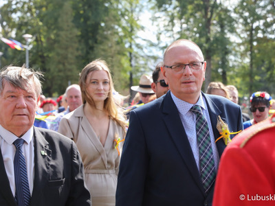 Uczestnicy korowodu podczas Lubuskiego Święta Plonów w Zwierzynie w powiecie strzelecko-drezdeneckim