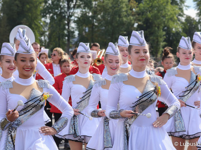 Mażoretki na korowodzie podczas Lubuskiego Święta Plonów w Zwierzynie w powiecie strzelecko-drezdeneckim