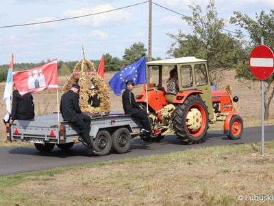 Korowód podczas Lubuskiego Święta Plonów w Zwierzynie w powiecie strzelecko-drezdeneckim
