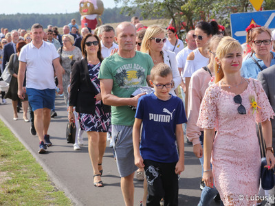 Uczestnicy korowodu podczas Lubuskiego Święta Plonów w Zwierzynie w powiecie strzelecko-drezdeneckim