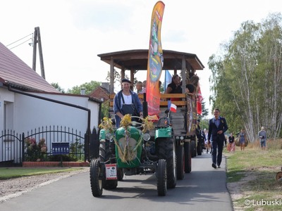 Korowód podczas Lubuskiego Święta Plonów w Zwierzynie w powiecie strzelecko-drezdeneckim