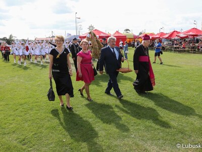 Uczestnicy Lubuskiego Święta Plonów w Zwierzynie w powiecie strzelecko-drezdeneckim