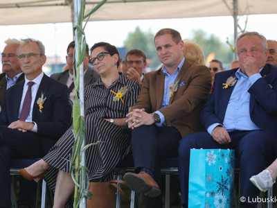 Uczestnicy Lubuskiego Święta Plonów w Zwierzynie w powiecie strzelecko-drezdeneckim. Od lewej: wiceprzewodniczący Sejmiku Woj. Lubuskiego Mirosław Marcinkiewicz, Posłanka na Sejm RPO Krystyna Sibińska, Wicemarszałek Woj. Lubuskiego Łukasz Porycki oraz Senator RP Władysław Komarnicki. 