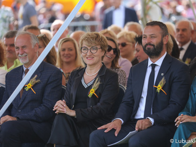 Uczestnicy Lubuskiego Święta Plonów w Zwierzynie w powiecie strzelecko-drezdeneckim. W środku Marszałek Województwa Lubuskiego Elżbieta Anna Polak.