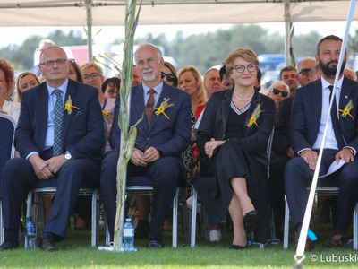 Uczestnicy Lubuskiego Święta Plonów w Zwierzynie w powiecie strzelecko-drezdeneckim. Na zdjęciu Marszałek Województwa Lubuskiego Elżbieta Anna Polak (druga z prawej) oraz Wicemarszałek Województwa Lubuskiego Stanisław Tomczyszyn. 