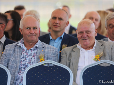 Uczestnicy Lubuskiego Święta Plonów w Zwierzynie w powiecie strzelecko-drezdeneckim. Na zdjęciu radni wojewódzcy Zbigniew Kołodziej (z lewej) i Jan Świrepo. 