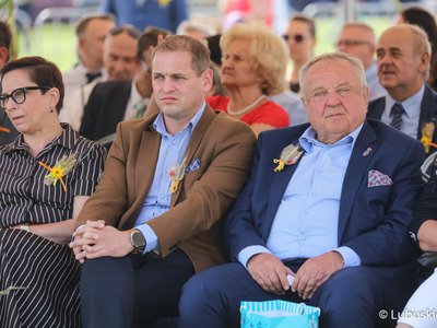 Uczestnicy Lubuskiego Święta Plonów w Zwierzynie w powiecie strzelecko-drezdeneckim. Od lewej: Posłanka RP Krystyna Sibińska, Wicemarszałek Województwa Lubuskiego Łukasz Porycki oraz Senator Rp Władysław Komarnicki.