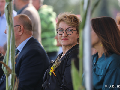 Uczestnicy Lubuskiego Święta Plonów w Zwierzynie w powiecie strzelecko-drezdeneckim. W środku Marszałek Województwa Lubuskiego Elżbieta Anna Polak.