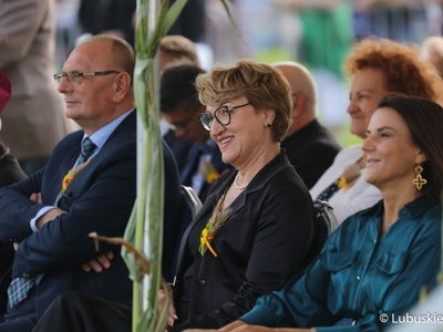 Uczestnicy Lubuskiego Święta Plonów w Zwierzynie w powiecie strzelecko-drezdeneckim. W środku Marszałek Województwa Lubuskiego Elżbieta Anna Polak