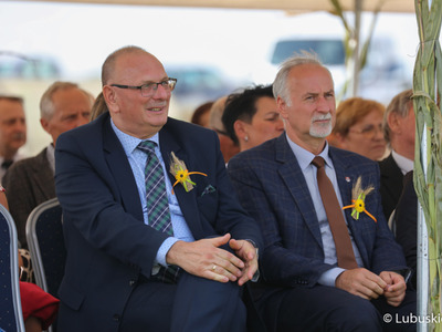 Uczestnicy Lubuskiego Święta Plonów w Zwierzynie w powiecie strzelecko-drezdeneckim. Z lewej strony Wicemarszałek Województwa Lubuskiego Stanisław Tomczyszyn 