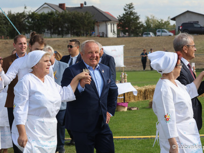 Uczestnicy Lubuskiego Święta Plonów w Zwierzynie w powiecie strzelecko-drezdeneckim