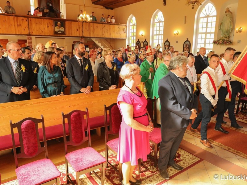 Uczestnicy Mszy Świętej z okazji Lubuskiego Święta Plonów w Zwierzynie w powiecie strzelecko-drezdeneckim.