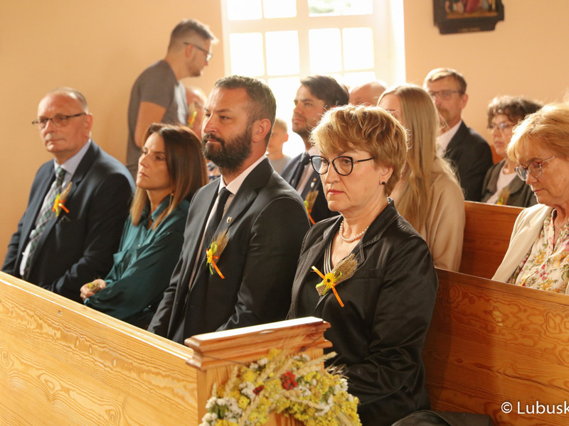 Uczestnicy Mszy Świętej z okazji Lubuskiego Święta Plonów w Zwierzynie w powiecie strzelecko-drezdeneckim.