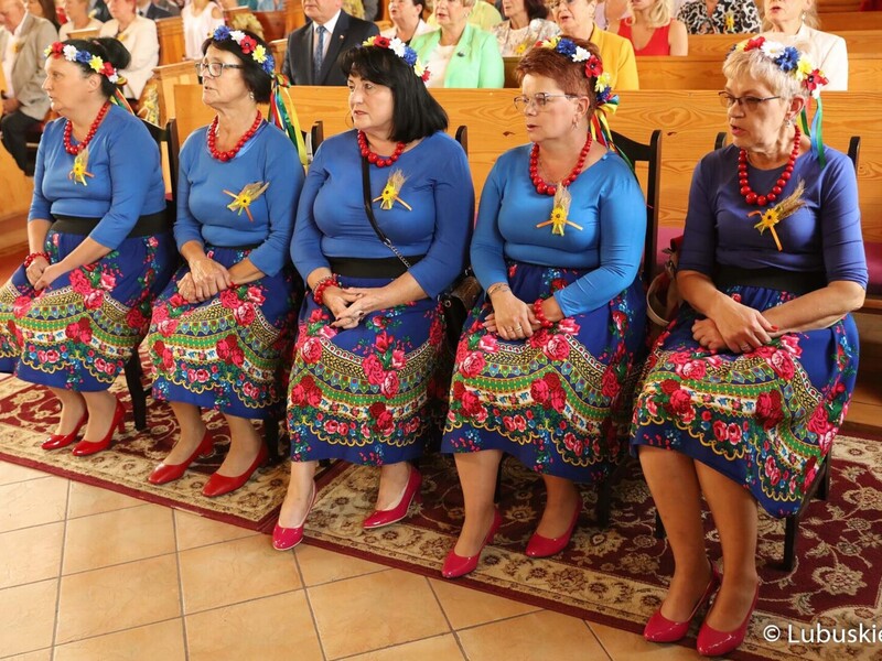 Uczestnicy Mszy Świętej z okazji Lubuskiego Święta Plonów w Zwierzynie w powiecie strzelecko-drezdeneckim.