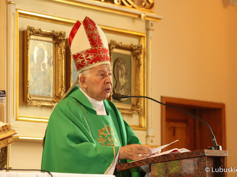 Biskup Adam Socha na mszy świętej Msza Święta z okazji Lubuskiego Święta Plonów w Zwierzynie w powiecie strzelecko-drezdeneckim.