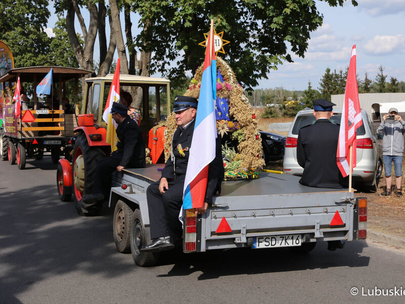 Korowód podczas Lubuskiego Święta Plonów w Zwierzynie w powiecie strzelecko-drezdeneckim