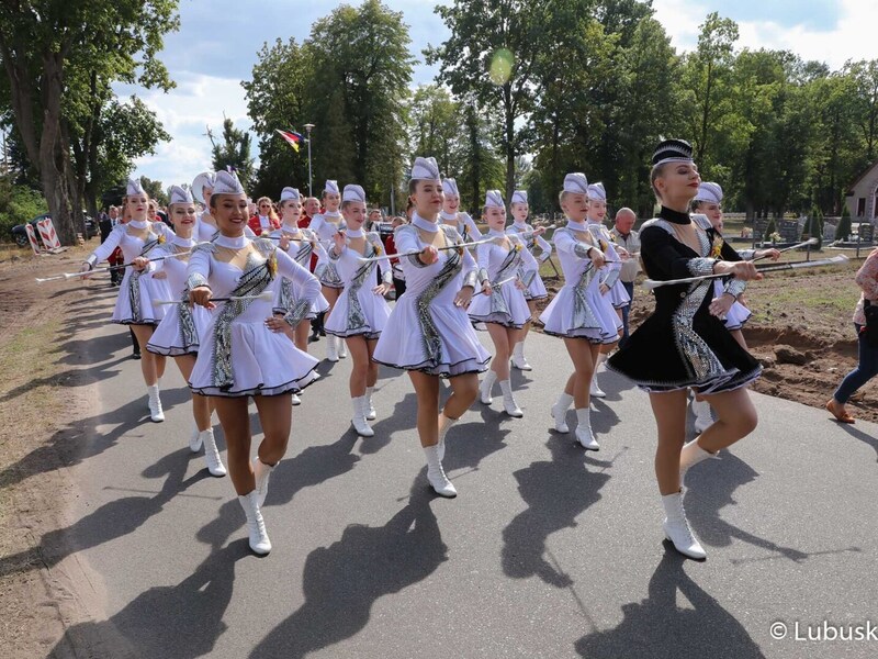 Korowód podczas Lubuskiego Święta Plonów w Zwierzynie w powiecie strzelecko-drezdeneckim