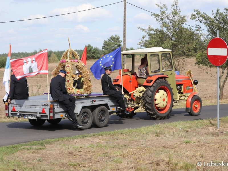 Korowód podczas Lubuskiego Święta Plonów w Zwierzynie w powiecie strzelecko-drezdeneckim