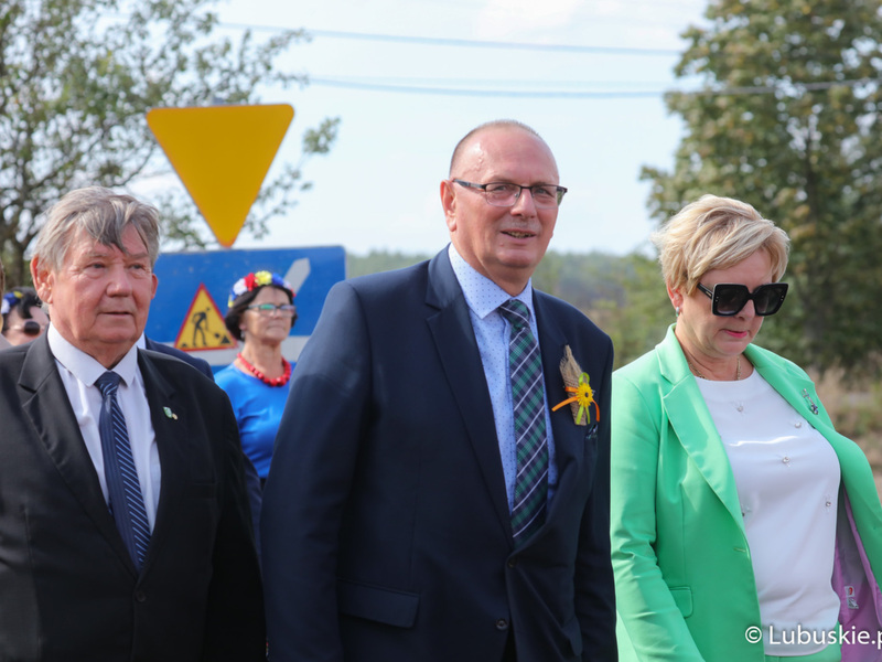 Uczestnicy korowodu podczas Lubuskiego Święta Plonów w Zwierzynie w powiecie strzelecko-drezdeneckim. W środku wicemarszałek Stanisław Tomczyszyn.