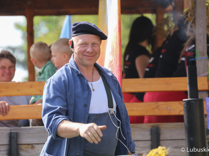 Uczestnicy korowodu podczas Lubuskiego Święta Plonów w Zwierzynie w powiecie strzelecko-drezdeneckim
