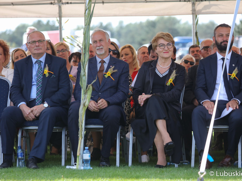 Uczestnicy Lubuskiego Święta Plonów w Zwierzynie w powiecie strzelecko-drezdeneckim. Na zdjęciu Marszałek Województwa Lubuskiego Elżbieta Anna Polak (druga z prawej) oraz Wicemarszałek Województwa Lubuskiego Stanisław Tomczyszyn.