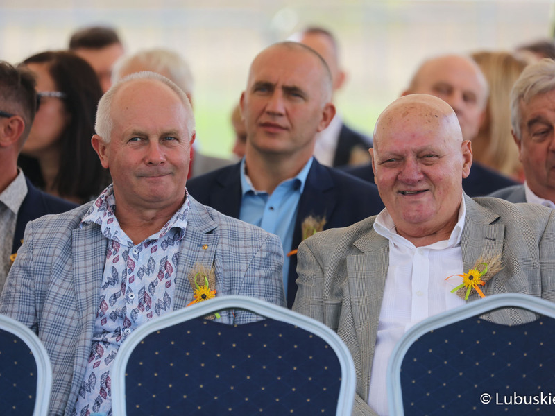 Uczestnicy Lubuskiego Święta Plonów w Zwierzynie w powiecie strzelecko-drezdeneckim. Na zdjęciu radni wojewódzcy Zbigniew Kołodziej (z lewej) i Jan Świrepo.