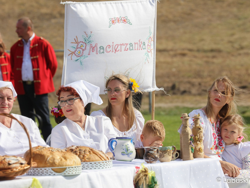 Uczestnicy Lubuskiego Święta Plonów w Zwierzynie w powiecie strzelecko-drezdeneckim