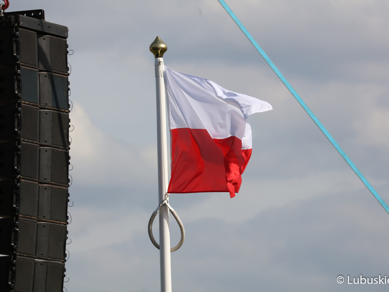 Polska flaga na Lubuskim Święcie Plonów w Zwierzynie w powiecie strzelecko-drezdeneckim