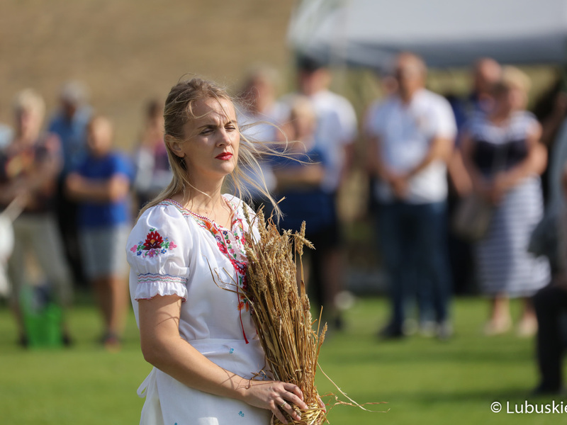 Uczestnicy Lubuskiego Święta Plonów w Zwierzynie w powiecie strzelecko-drezdeneckim